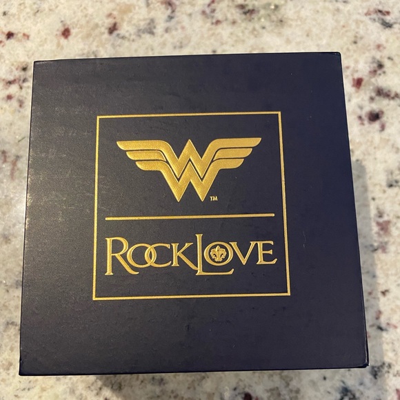 DC X ROCKLOVE - Lasso Hoop Earrings - Picture 4 of 6